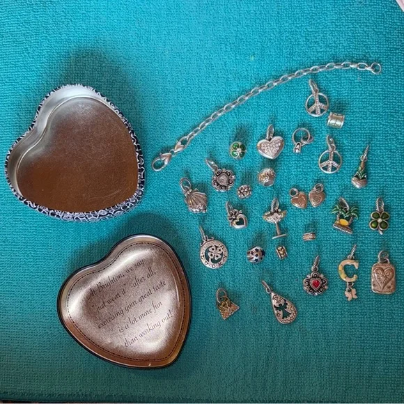 Vintage Brighton Charm bracelet with tin. 26 charms. 7.5 inches. - Picture 2 of 16